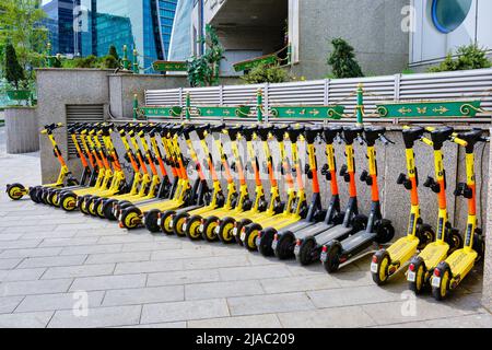 Scooters électriques partagés sur le trottoir dans la ville de Moscou, concept de transport écologique: Moscou, Russie - 11 mai 2022 Banque D'Images