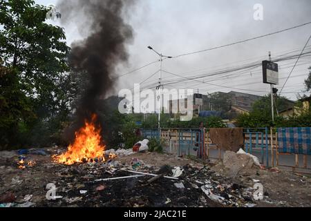 Howrah, Bengale-Occidental, Inde. 28th mai 2022. Brûler des déchets avec du plastique et d'autres déchets solides est nocif pour l'environnement car ces matériaux libèrent des produits chimiques toxiques qui polluent l'air et qui peuvent être inhalés par les humains et les animaux, et déposés dans le sol et les eaux de surface et sur les plantes dans la ville dense de Howrah. (Credit image: © Biswarup Ganguly/Pacific Press via ZUMA Press Wire) Banque D'Images