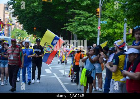 Des spectateurs se sont rassemblés pour célébrer la parade annuelle de l'indépendance équatorienne à New York le 29 mai 2022. Banque D'Images