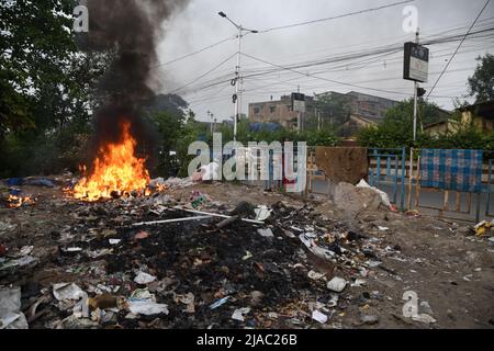 Howrah, Bengale-Occidental, Inde. 28th mai 2022. Brûler des déchets avec du plastique et d'autres déchets solides est nocif pour l'environnement car ces matériaux libèrent des produits chimiques toxiques qui polluent l'air et qui peuvent être inhalés par les humains et les animaux, et déposés dans le sol et les eaux de surface et sur les plantes dans la ville dense de Howrah. (Credit image: © Biswarup Ganguly/Pacific Press via ZUMA Press Wire) Banque D'Images