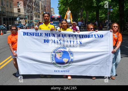 Les participants se sont mis à la bannière, défilent jusqu'à Central Park West à New York lors de la parade annuelle de l'indépendance de l'Équateur le 29 mai 2022. Banque D'Images