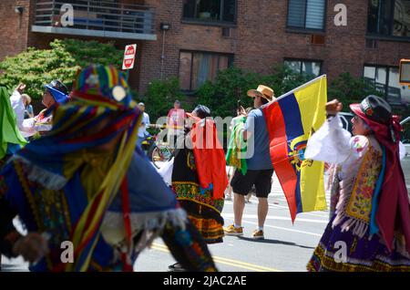 Les participants ont honoré le drapeau équatorien, marchent jusqu'à Central Park West à New York lors de la parade annuelle du jour de l'indépendance équatorienne le 29 mai, Banque D'Images