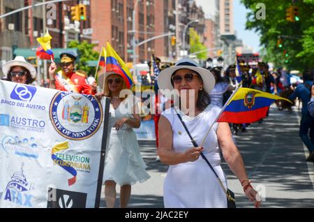 Les participants ont honoré le drapeau équatorien, marchent jusqu'à Central Park West à New York lors de la parade annuelle du jour de l'indépendance équatorienne le 29 mai, Banque D'Images