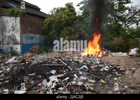 Howrah, Bengale-Occidental, Inde. 28th mai 2022. Brûler des déchets avec du plastique et d'autres déchets solides est nocif pour l'environnement car ces matériaux libèrent des produits chimiques toxiques qui polluent l'air et qui peuvent être inhalés par les humains et les animaux, et déposés dans le sol et les eaux de surface et sur les plantes dans la ville dense de Howrah. (Credit image: © Biswarup Ganguly/Pacific Press via ZUMA Press Wire) Banque D'Images