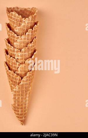 Tasses à gaufres pour la glace sur fond couleur avec espace de copie. Bonbons et desserts. Banque D'Images