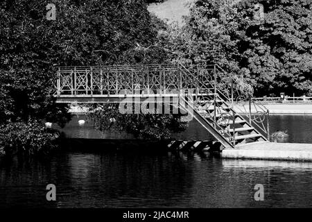 Pont du lac Helston en bateau en monochrome Banque D'Images