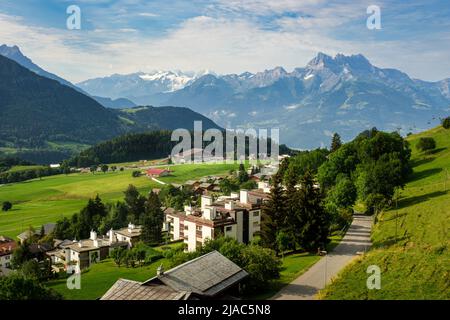 Belle vue sur le village suisse de Leysin et les pâturages alpins verdoyants dans les alpes de Vaud en été Banque D'Images