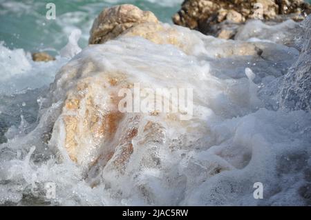 Vagues éclaboussant sur une plage croate au début de l'été. Vagues éclaboussant dans les rochers blancs sur la côte de Rijeka plage Pecine.Sea, grande vague et barbotage Banque D'Images