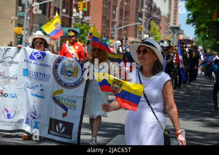 New York, États-Unis. 29th mai 2022. Les participants ont honoré le drapeau équatorien, marchent jusqu'à Central Park West à New York lors de la parade annuelle du jour de l'indépendance équatorienne le 29 mai 2022. (Photo de Ryan Rahman/Pacific Press) crédit: Pacific Press Media production Corp./Alay Live News Banque D'Images