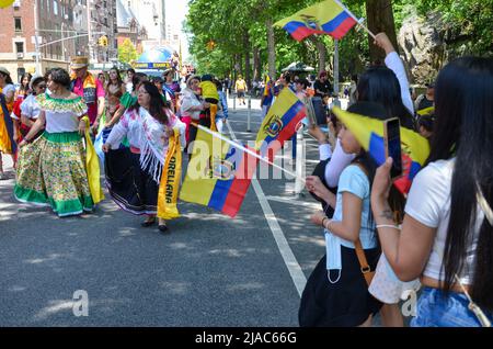 New York, États-Unis. 29th mai 2022. Des spectateurs se sont rassemblés pour célébrer la parade annuelle de l'indépendance équatorienne à New York le 29 mai 2022. (Photo de Ryan Rahman/Pacific Press) crédit: Pacific Press Media production Corp./Alay Live News Banque D'Images