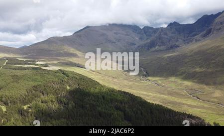 Vue aérienne du paysage des collines de Cullin près de Glenfriant sur l'île de Skye, Écosse, Royaume-Uni Banque D'Images