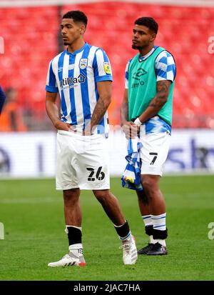 Levi Colwill (à gauche) et Tino Anjorin de Huddersfield Town sont abattus à la fin de la finale du championnat Sky Bet au stade Wembley, à Londres. Date de la photo: Dimanche 29 mai 2022. Banque D'Images