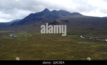 Vue aérienne des Cullins noirs sur l'île de Skye, Écosse, Royaume-Uni Banque D'Images