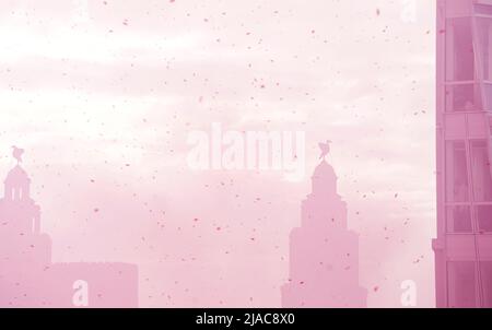 Vue générale depuis le toit de l'hôtel Hilton alors que des flambeaux rouges remplissent les airs pendant le défilé des trophées à Liverpool. Date de la photo: Dimanche 29 mai 2022. Banque D'Images