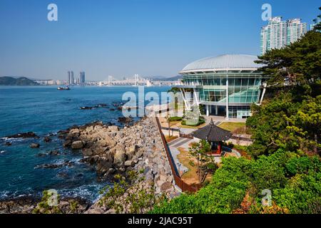 Nurimaru APEC House sur l'île de Dongbaek et le pont de Gwangan à Busan, en Corée du Sud Banque D'Images