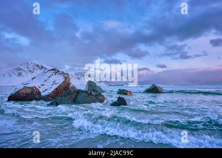 Mer de Norvège vagues sur côte rocheuse de îles Lofoten, Norvège Banque D'Images