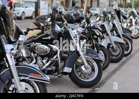 Castellon, Espagne-21 mai 2022 : motos rétro garées sur le parking de motos. Meetingof Bikers avant un voyage de rejoindre la rue de la ville. Banque D'Images