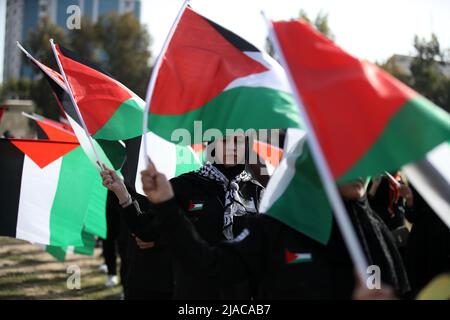 Gaza, Palestine. 29th mai 2022. Les Palestiniens lèvent les drapeaux nationaux dans la ville de Gaza avant le début de la marche des drapeaux pour marquer le jour de Jérusalem, qui commémore l'unification de la ville après qu'Israël a annexé Jérusalem-est en 1967. Banque D'Images