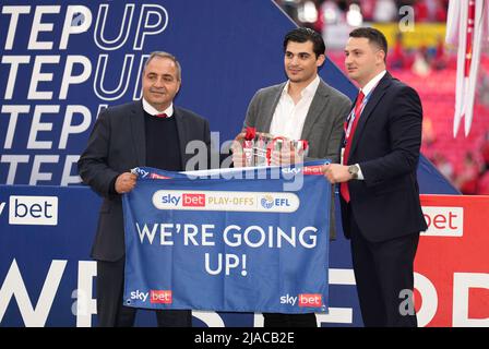 Nottingham Forest directeur du football Kyriakos Dourekas (à gauche, Miltiadis Marinakis et responsable des opérations de football Ed Henderson posent avec le trophée après la finale de match du championnat Sky Bet au stade Wembley, Londres. Date de la photo: Dimanche 29 mai 2022. Banque D'Images