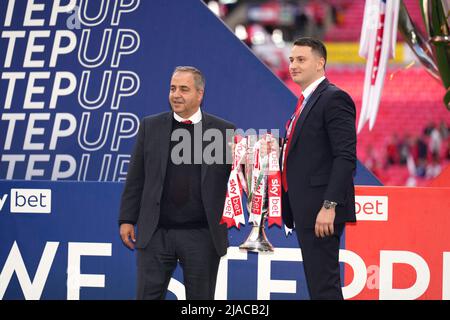 Le directeur du football de Nottingham Forest Kyriakos Dourekas (à gauche) et le responsable des opérations de football Ed Henderson posent avec le trophée après la finale du championnat de Sky Bet au stade Wembley, Londres. Date de la photo: Dimanche 29 mai 2022. Banque D'Images