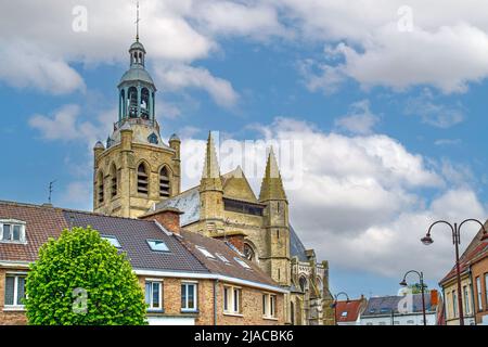 Bourbourg, département du Nord, France - maisons du centre-ville et ancienne église gothique Banque D'Images