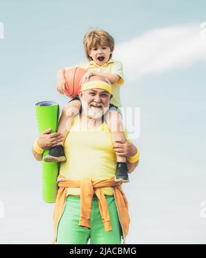 Homme sportif âgé et jeune garçon sportif séance d'entraînement matinale - espace de copie. Un mode de vie familial sain. Yoga et fitness. Réhabilitation. Banque D'Images