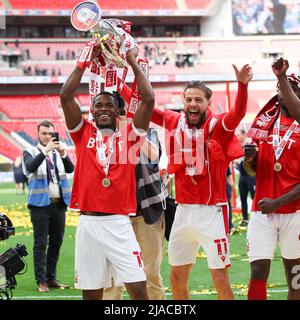 Londres, Royaume-Uni. 29th mai 2022. Xande Silva de la forêt de Nottingham et Philip Zinckernagel de la forêt de Nottingham célèbrent la promotion de la forêt de Nottingham à la première place lors du championnat EFL Sky Bet Jouez le match final entre la ville de Huddersfield et la forêt de Nottingham au stade de Wembley, Londres, Angleterre, le 29 mai 2022. Photo de Ken Sparks. Utilisation éditoriale uniquement, licence requise pour une utilisation commerciale. Aucune utilisation dans les Paris, les jeux ou les publications d'un seul club/ligue/joueur. Crédit : UK Sports pics Ltd/Alay Live News Banque D'Images