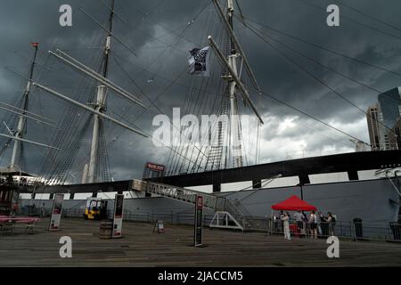 Le navire de cargaison Wavertree du South Street Seaport Museum de 1885 a amarré sur l'embarcadère 16 dans le South Street Seaport avec un orage imminent. Banque D'Images