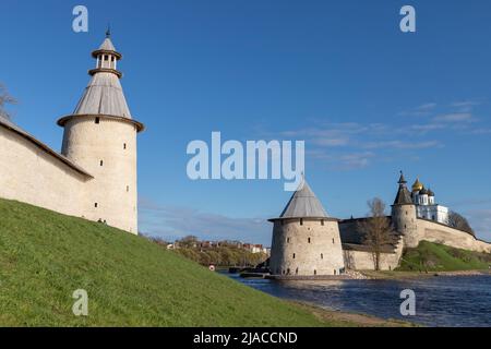 Kremlin de Pskov, Fédération de Russie. Tours en pierre et murs de l'ancienne fortification côtière Banque D'Images