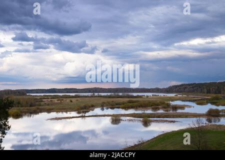 Rivière Sorot dans un ciel nuageux le soir. Paysage rural russe d'été Banque D'Images