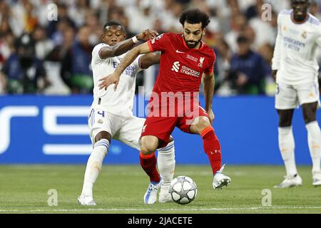 PARIS - (LR) David Alaba du Real Madrid, Mo Salah du FC Liverpool lors du match final de la Ligue des champions de l'UEFA entre le FC Liverpool et le Real Madrid au Stade de Franc le 28 mai 2022 à Paris, France. ANP | HAUTEUR NÉERLANDAISE | PIERRE DE MAURICE VAN Banque D'Images