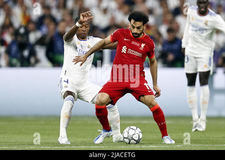 PARIS - (LR) David Alaba du Real Madrid, Mo Salah du FC Liverpool lors du match final de la Ligue des champions de l'UEFA entre le FC Liverpool et le Real Madrid au Stade de Franc le 28 mai 2022 à Paris, France. ANP | HAUTEUR NÉERLANDAISE | PIERRE DE MAURICE VAN Banque D'Images