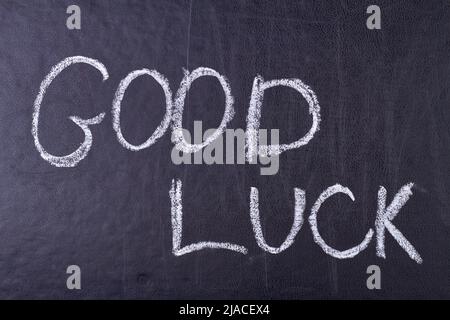 Inscription à la craie manuscrite BONNE CHANCE sur le tableau noir en gros plan. Un bon vouloir du succès. Banque D'Images