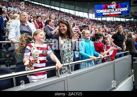 Londres, Royaume-Uni. 28th mai 2022. Les fans de Wigan célèbrent la victoire de la coupe du défi Wigans lors du match final de la coupe du défi Betfred entre Huddersfield Giants et Wigan au Tottenham Hotspur Stadium, Londres, Angleterre, le 28 mai 2022. Photo de Simon Hall. Utilisation éditoriale uniquement, licence requise pour une utilisation commerciale. Aucune utilisation dans les Paris, les jeux ou les publications d'un seul club/ligue/joueur. Crédit : UK Sports pics Ltd/Alay Live News Banque D'Images