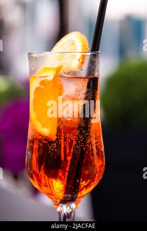 Aperol spritz avec une tranche d'orange au café extérieur Aperol est un apéritif italien à base d'herbes et de soda Banque D'Images