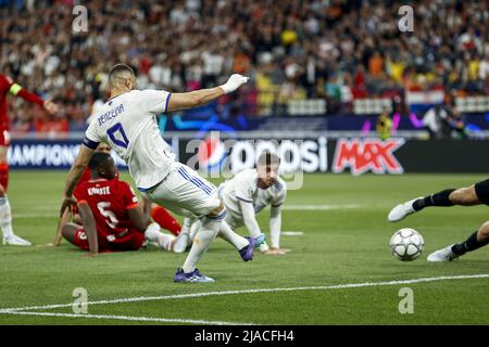 PARIS - (LR) Karim Benzema du Real Madrid marque le dernier disallowed 1-0, le gardien de but du FC Liverpool Alisson Becker lors du match final de la Ligue des champions de l'UEFA entre le FC Liverpool et le Real Madrid au Stade de Franc le 28 mai 2022 à Paris, France. ANP | HAUTEUR NÉERLANDAISE | PIERRE DE MAURICE VAN Banque D'Images