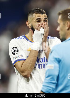 PARIS - (LR) Karim Benzema du Real Madrid, arbitre Clement Turpin lors du match final de la Ligue des champions de l'UEFA entre le FC Liverpool et le Real Madrid au Stade de Franc le 28 mai 2022 à Paris, France. ANP | HAUTEUR NÉERLANDAISE | PIERRE DE MAURICE VAN Banque D'Images