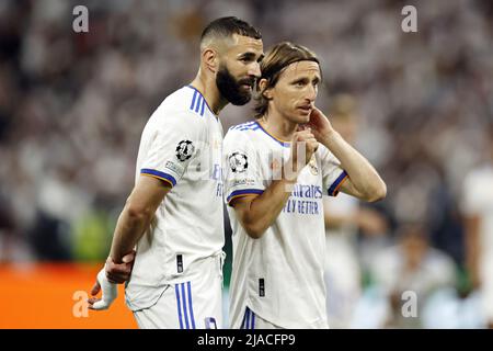 PARIS - (LR) Karim Benzema du Real Madrid, Luka Modric du Real Madrid lors du match final de la Ligue des champions de l'UEFA entre le Liverpool FC et le Real Madrid au Stade de Franc le 28 mai 2022 à Paris, France. ANP | HAUTEUR NÉERLANDAISE | PIERRE DE MAURICE VAN Banque D'Images