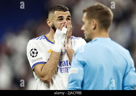 PARIS - (LR) Karim Benzema du Real Madrid, arbitre Clement Turpin lors du match final de la Ligue des champions de l'UEFA entre le FC Liverpool et le Real Madrid au Stade de Franc le 28 mai 2022 à Paris, France. ANP | HAUTEUR NÉERLANDAISE | PIERRE DE MAURICE VAN Banque D'Images