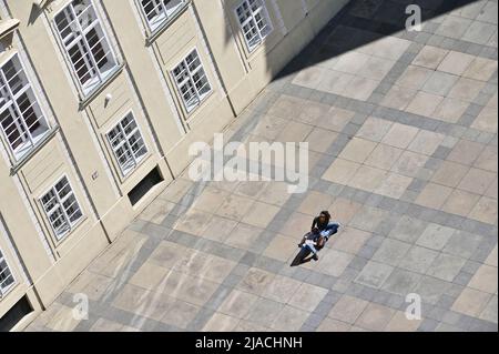 Une photo abstraite d'un couple qui se détend dans le château de Prague. Banque D'Images