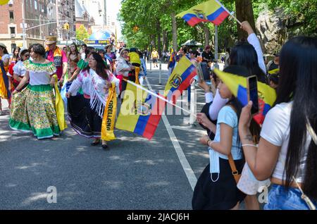 New York, New York, États-Unis. 29th mai 2022. Des spectateurs se sont rassemblés pour célébrer la parade annuelle de l'indépendance équatorienne à New York le 29 mai 2022. (Credit image: © Ryan Rahman/Pacific Press via ZUMA Press Wire) Banque D'Images