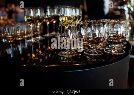 boissons alcoolisées fortes. cognac, rhum, whisky dans des verres sur la table Banque D'Images