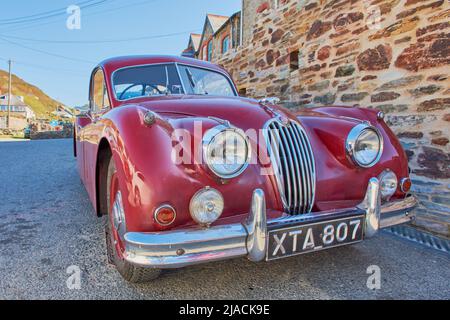 Trebarwith, Cornwall, Angleterre - 10 octobre 2018 Jaguar Classic XK Oldtimer On the Road à Trebarwith Strand, Angleterre Banque D'Images