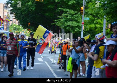 New York, New York, États-Unis. 29th mai 2022. Des spectateurs se sont rassemblés pour célébrer la parade annuelle de l'indépendance équatorienne à New York le 29 mai 2022. (Credit image: © Ryan Rahman/Pacific Press via ZUMA Press Wire) Banque D'Images