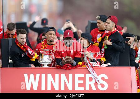 Liverpool, Royaume-Uni. 29th mai 2022. Le bus de l'équipe de Liverpool. Défilé de la victoire du Liverpool football Club à Liverpool le dimanche 29th mai 2022. Le FC Liverpool célèbre les réalisations des équipes hommes et femmes de cette saison avec un défilé de bus à toit ouvert autour de Liverpool. Usage éditorial seulement. photo par Chris Stading/Andrew Orchard sports Photography/Alamy Live News crédit: Andrew Orchard sports Photography/Alamy Live News Banque D'Images