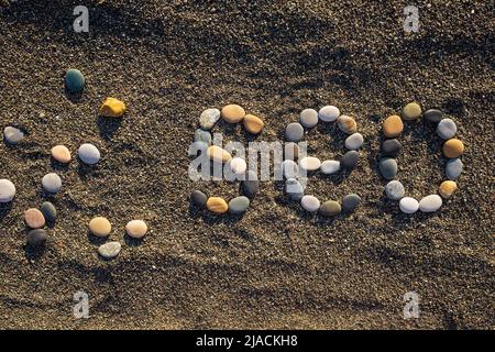 Lettres SEO abréviation Search Engine Optimization fait de pierres sur la plage de sable. Banque D'Images