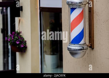 Poteau de salon de coiffure ancien style. Bleu rouge et blanc Banque D'Images