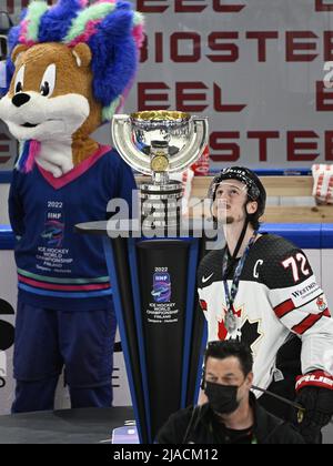 Tampere, Finlande. 29th mai 2022. Thomas Chabot du Canada avec la médaille d'argent après la médaille d'or du Championnat du monde de hockey sur glace de l'IIHF de 2022 entre le Canada et la Finlande, Tampere, Finlande, 29 mai 2022. Crédit : Michal Kamaryt/CTK photo/Alay Live News Banque D'Images