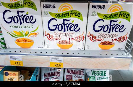 Samara, Russie - 23 mars 2022 : céréales de petit déjeuner à base de céréales Nestle corn Flakes. Les céréales pour le petit déjeuner sont des aliments préparés à partir de céréales transformées et souvent Banque D'Images