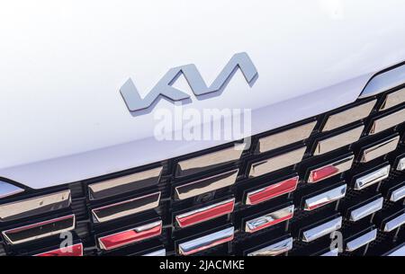 Samara, Russie - 26 mai 2022 : logo de Kia Motors. Emblème Kia sur le capot du véhicule Banque D'Images